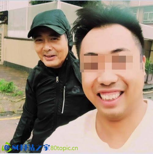 周润发砍树清路 “天鸽”袭击香港 网友偶遇周润发冒风砍树清路